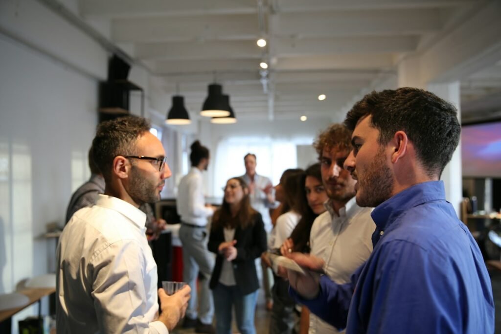 Profesionales conversando e intercambiando contactos en un encuentro de negocios.