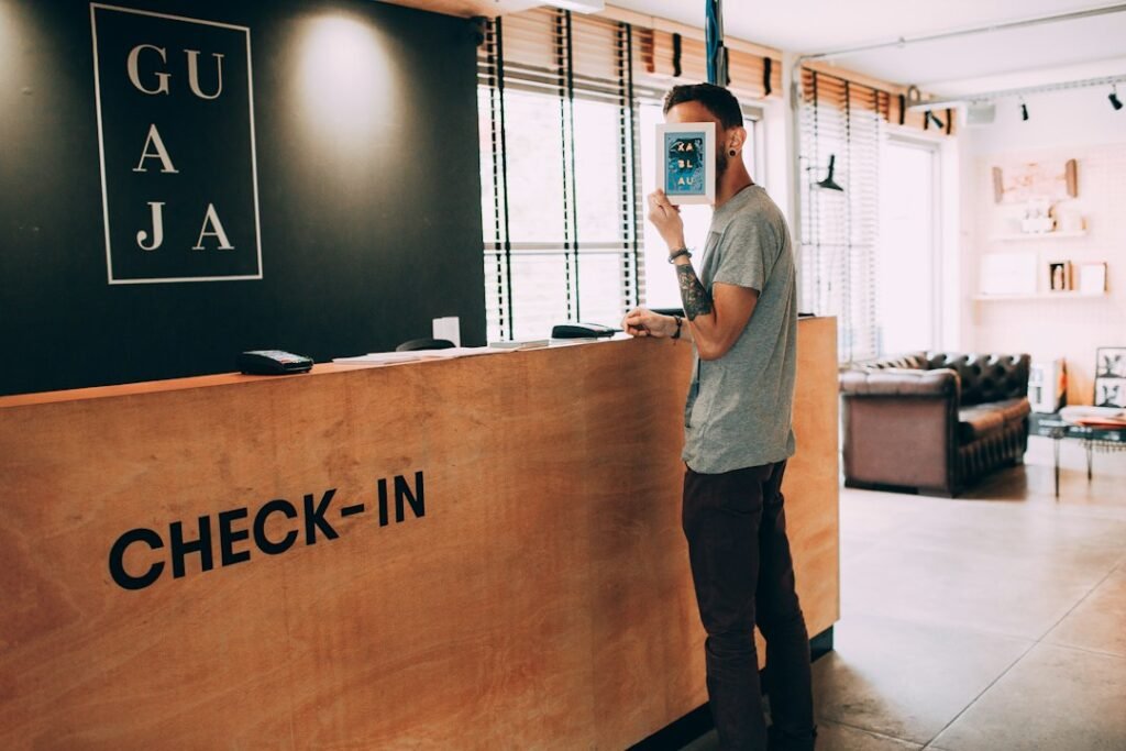 Profesional atendiendo en un mostrador de hospitality.
