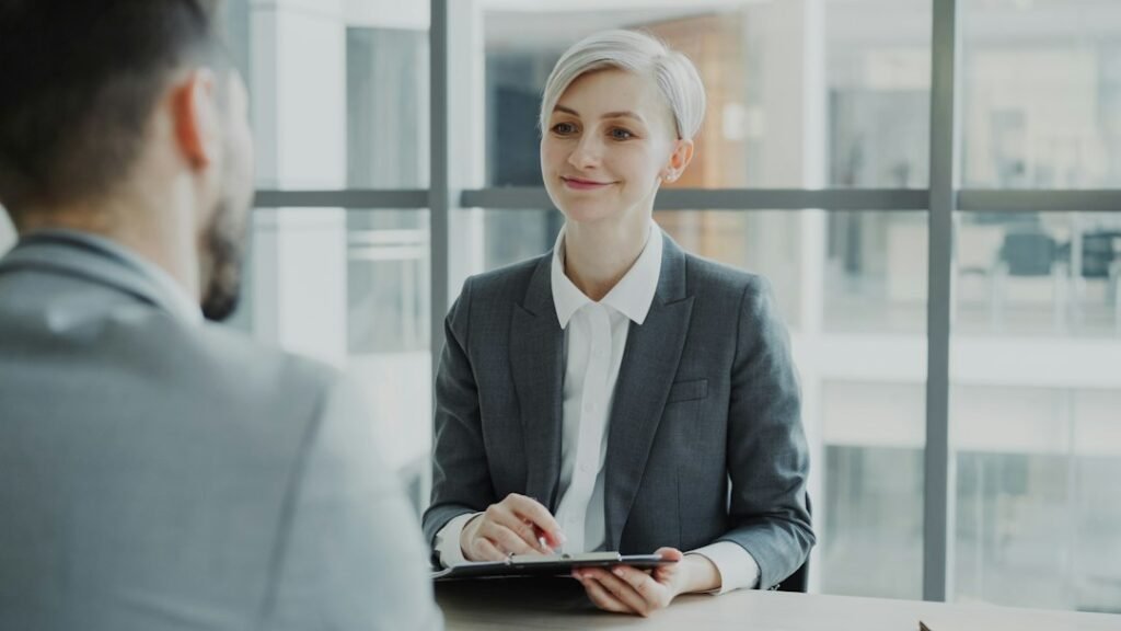 Entrevista profesional en una oficina luminosa.