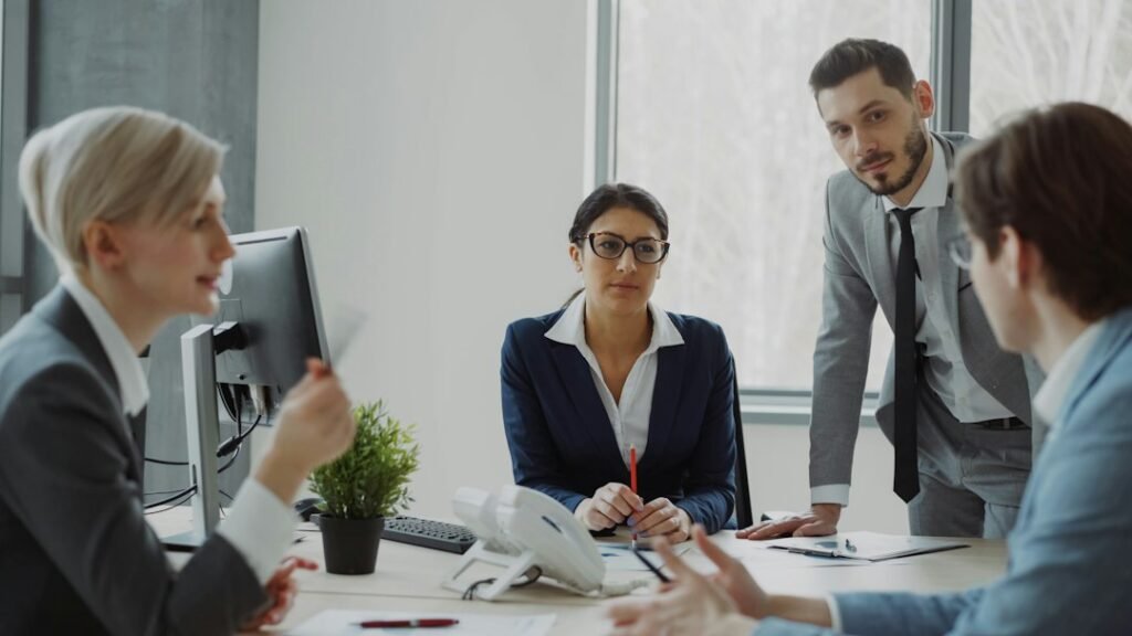 Profesionales conversando durante una reunión de trabajo.